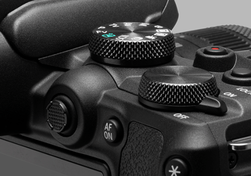 ارگونومی و طراحی دوربین بدون آینه کانن Canon EOS R10 Kit 18-150mm f/3.5-6.3 IS STM