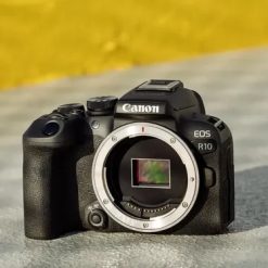 خرید دوربین بدون آینه کانن Canon EOS R10 Kit 18-150mm f/3.5-6.3 IS STM از دورنگاه شاپ